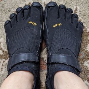 Vibram KSO toe shoes black Size 8